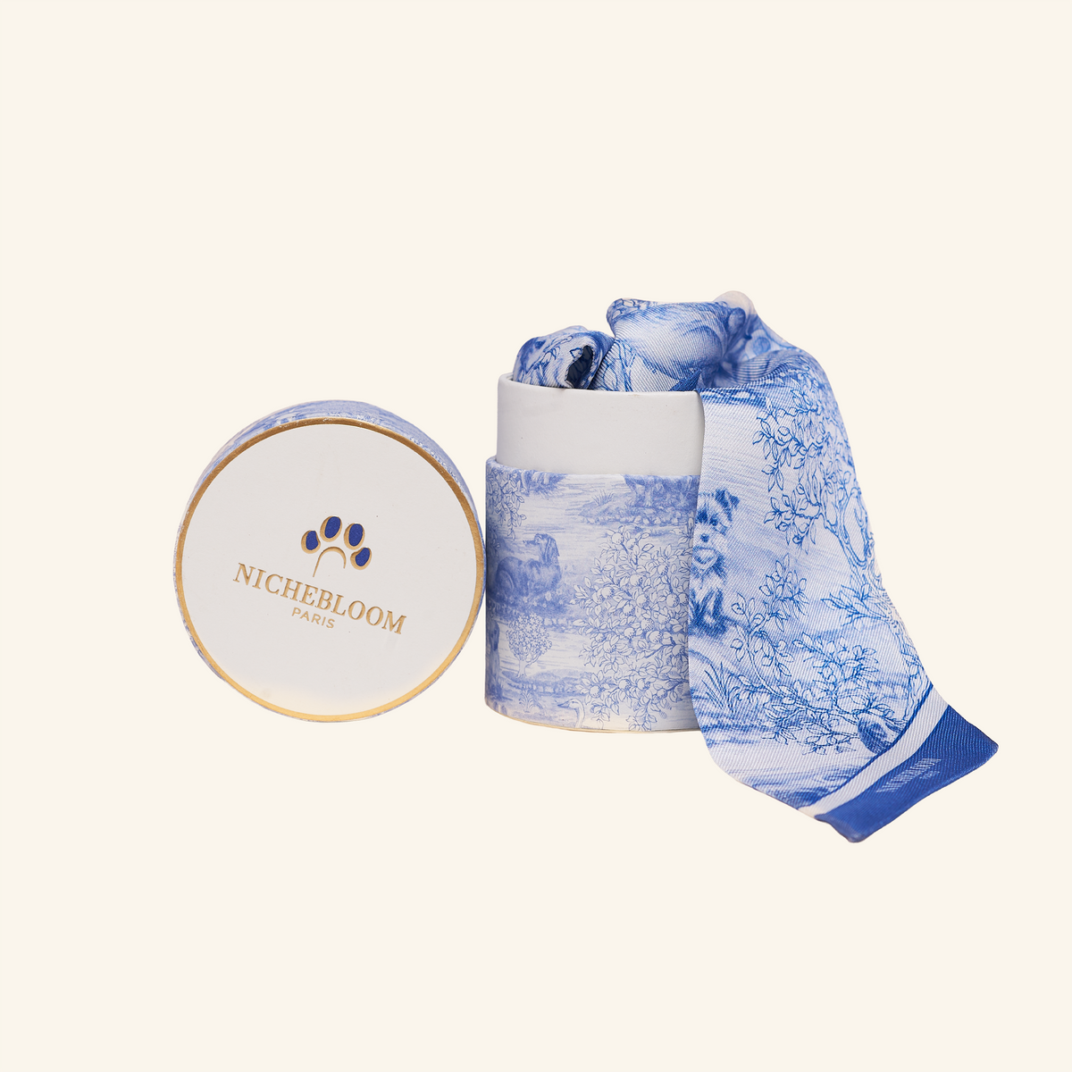 Ruban en twill de soie Clyde sortant de sa boîte ronde