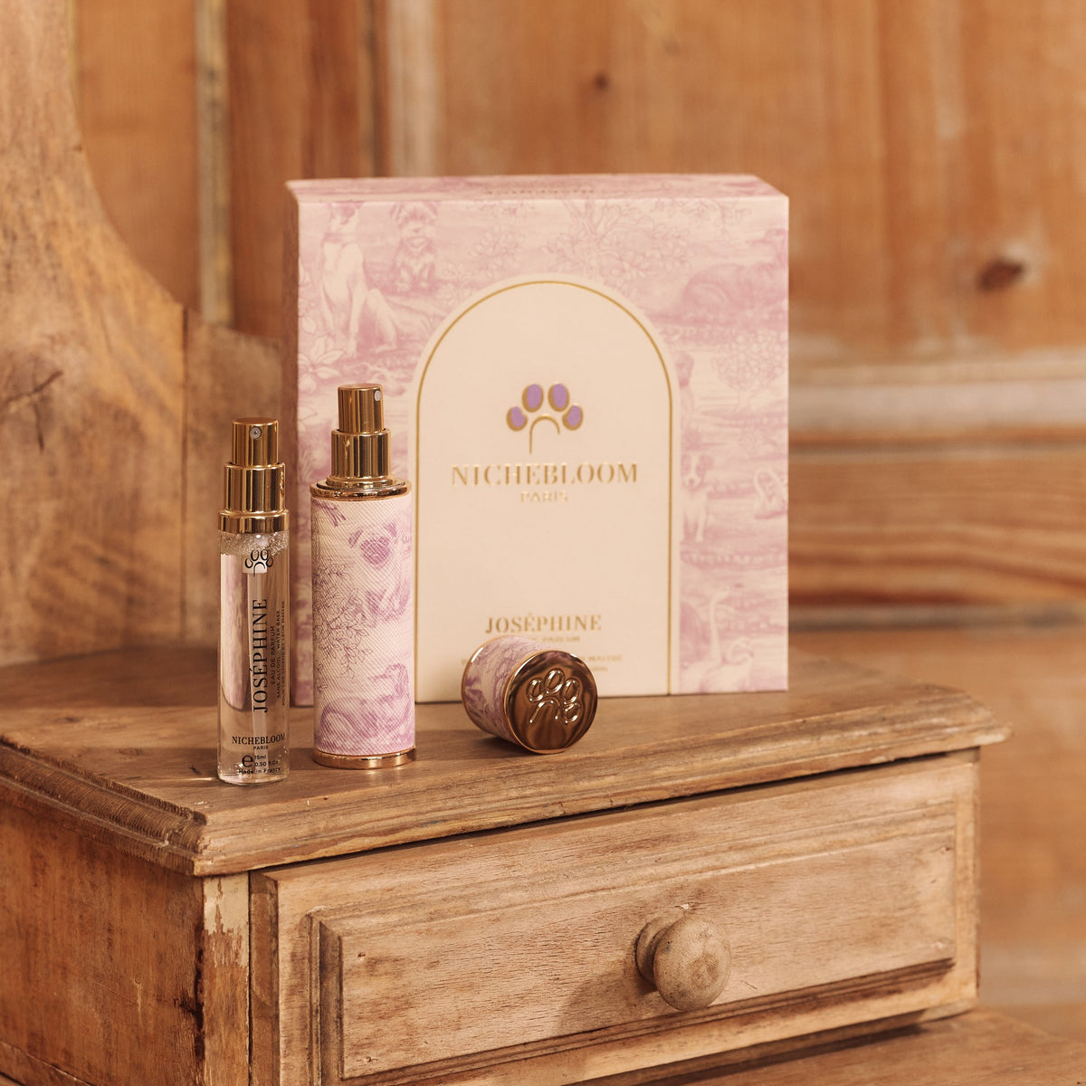 Caja Nomade Joséphine y su estuche sobre una cómoda de madera