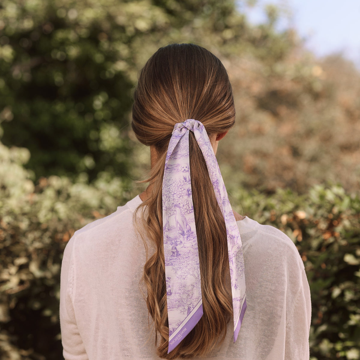 Ruban en twill de soie Joséphine noué dans les cheveux