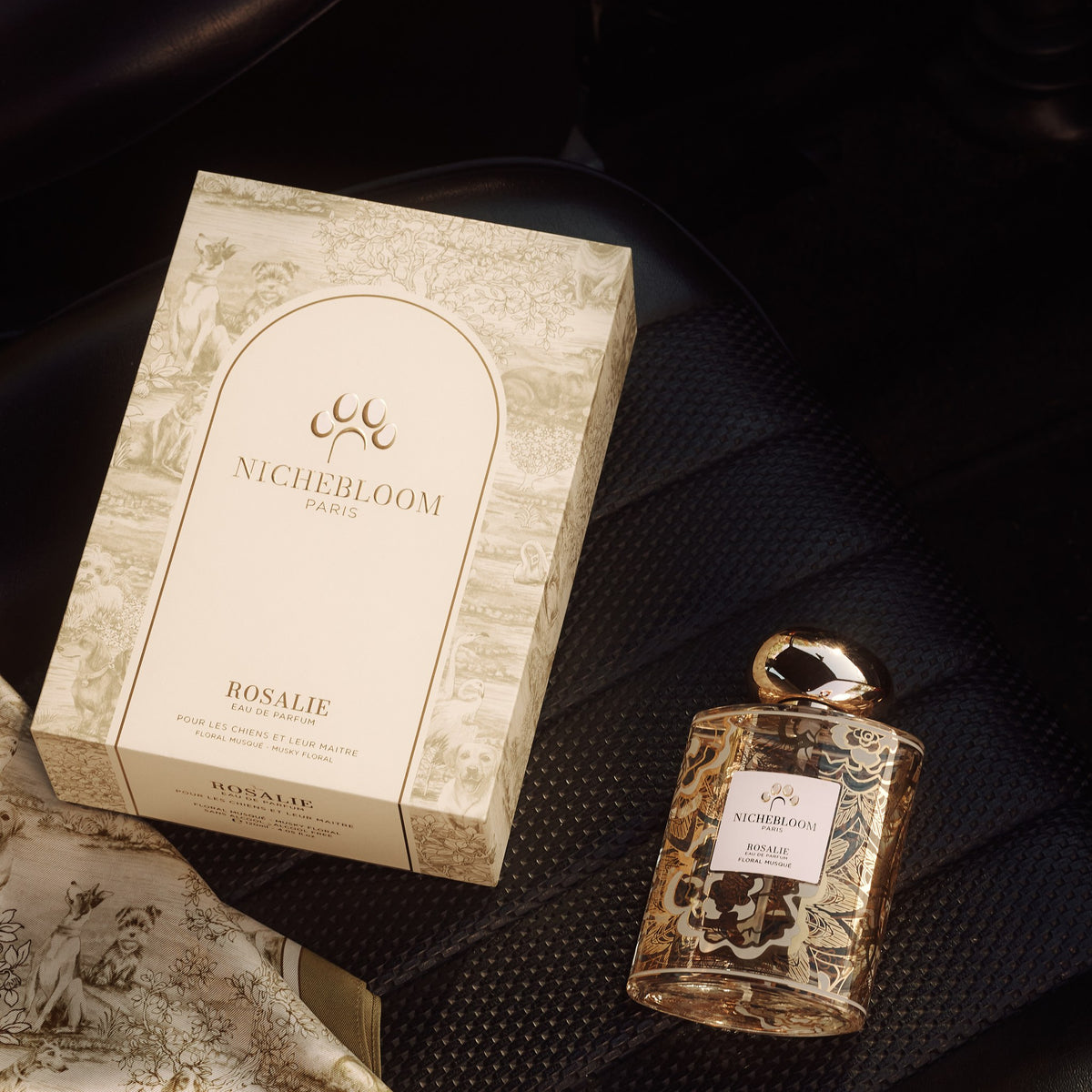 Coffret Signature Rosalie et son flacon sur fond sombre