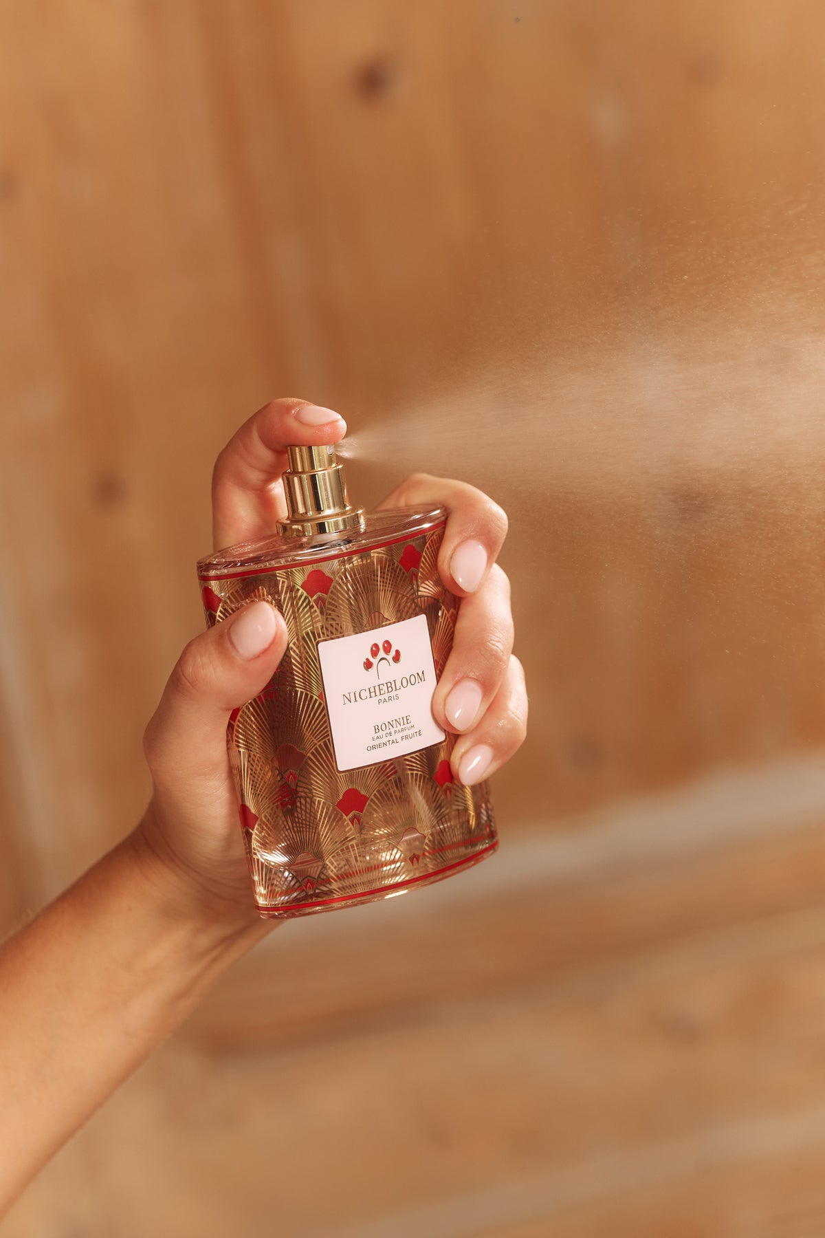Vaporisation de l'eau de parfum Bonnie, brume visible