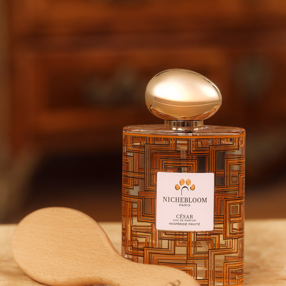 Flacon César 120 ml sur une console en bois
