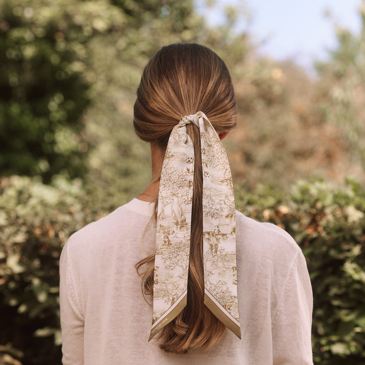 Ruban en twill de soie Rosalie noué dans les cheveux